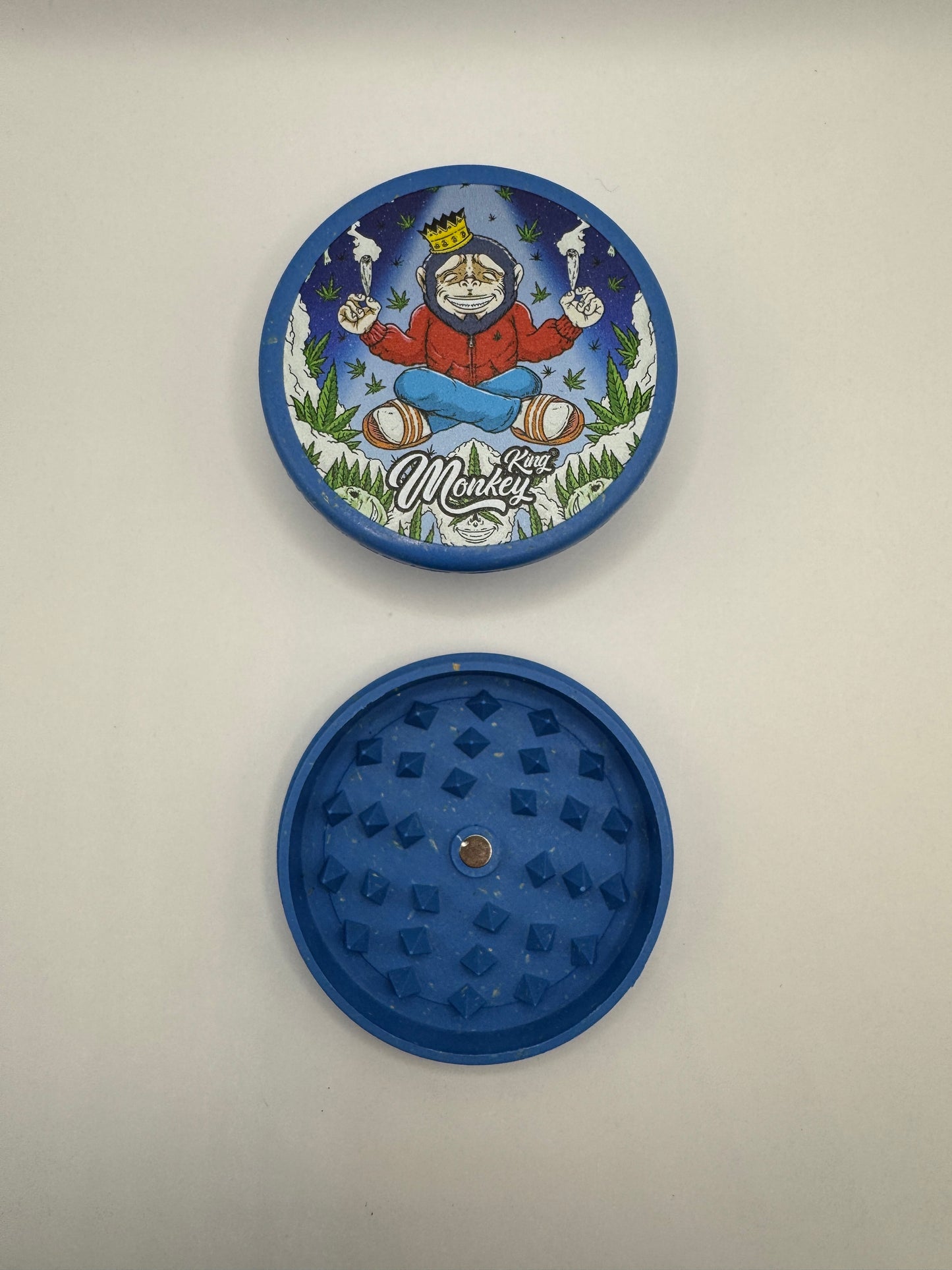 Grinder aus recyceltem Plastik
- Meditating Smoker